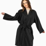Wasserabweisender Kimono für Friseure, ideal für Färbungen und Behandlungen.
