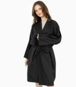 Frau in einem Kimono für Friseure