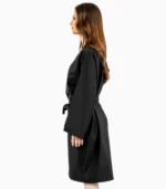 Detailaufnahme eines personalisierten Friseurkimonos mit Logo