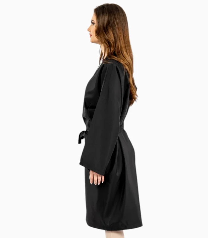 Detailaufnahme eines personalisierten Friseurkimonos mit Logo