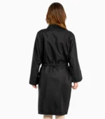 Schwarzer Kimono für Friseure bei der Arbeit im Salon