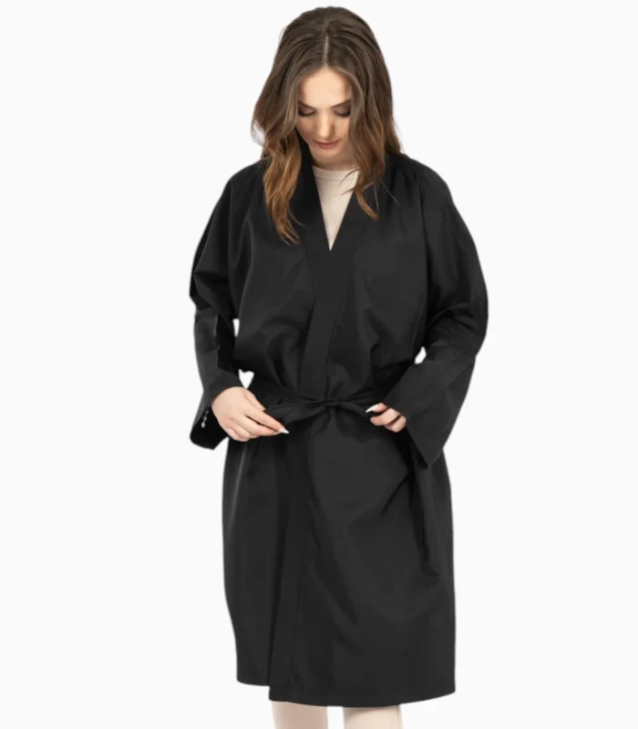 Ein Friseur trägt einen schwarzen Kimono bei der Arbeit.